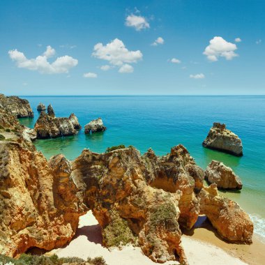 Kum plajındaki Dos Tres Irmaos(Portimao, Alvor, Algarve, Portugal Üstten Görünüm).