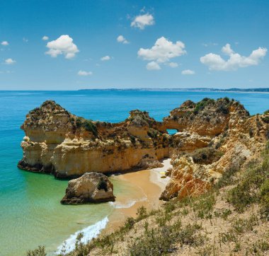 Kum plajındaki Dos Tres Irmaos (Portimao, Alvor, Algarve, Portekiz güzel Üstten Görünüm).