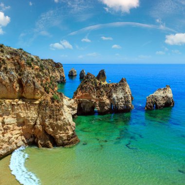 Yaz Atlantik kayalık sahil şeridi Üstten Görünüm (Portimao, Alvor, Algarve, Portekiz).