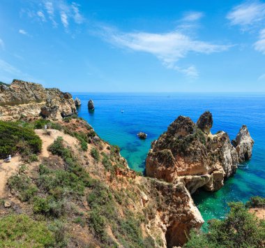 Yaz Atlantik kayalık sahil şeridi Üstten Görünüm (Portimao, Alvor, Algarve, Portekiz).