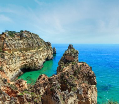 Yaz Atlantik kayalık sahil şeridi Üstten Görünüm (Portimao, Alvor, Algarve, Portekiz).