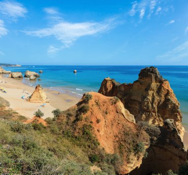 Kumlu plaj Praia dos Tres Castelos kaya oluşumları, Portimao, Algarve, Portekiz ile akşam. Üstten Görünüm. Halklar tanınmaz.