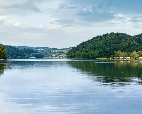 Lake Czorsztyn Polen Sommerskyet Utsikt Landet stockbilde