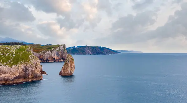 Вид Біскайську Затоку Літнього Скелястого Узбережжя Скелястим Островом Іспанія Астурія Стокове Фото