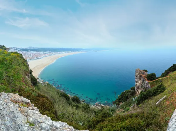 ナザレの海岸夏霧平面図 ポルトガル つのショットは パノラマをステッチします ロイヤリティフリーのストック写真