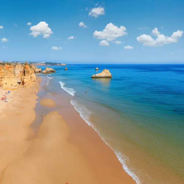 Sera Spiaggia Sabbiosa Praia Dos Tres Castelos Con Formazioni Rocciose Foto Stock Royalty Free