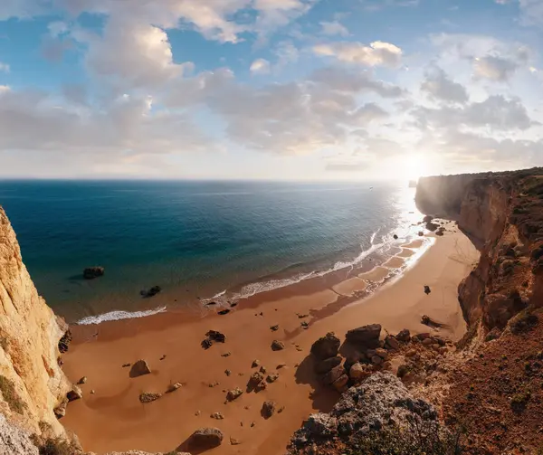 夏夜岩の多い大西洋海岸砂浜プライア Afurada ラゴア アルガルヴェ ポルトガル とビューの つのショットは パノラマをステッチします ストック画像
