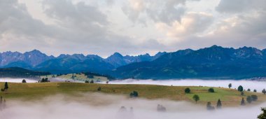 Yaz gündoğumu dağ köyü ilçe sınırı ile sis ve tatra sıra (gliczarow gorny, Polonya)