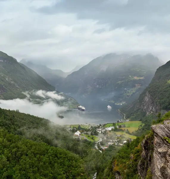 ガイランゲル フィヨルド曇り Dalsnibba マウント ノルウェーの上から夏ビュー ロイヤリティフリーのストック画像