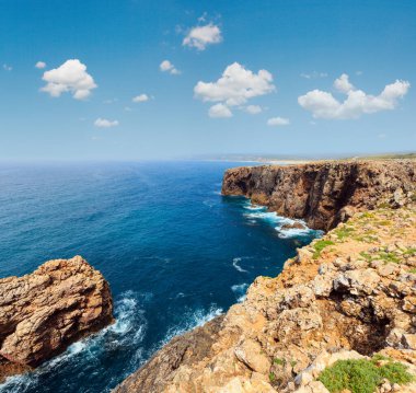 Yaz Atlantik kayalık sahil görünümü, Batı Aljezur, Algarve, Costa Vicentina, Portekiz.