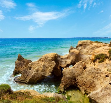 Yaz Atlantik kayalık sahil görünümü (Albufeira sınırı, Algarve, Portekiz).