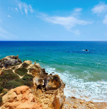 Yaz Atlantik kayalık sahil görünümü (Albufeira sınırı, Algarve, Portekiz).