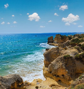 Yaz Atlantik kayalık sahil görünümü (Albufeira sınırı, Algarve, Portekiz).