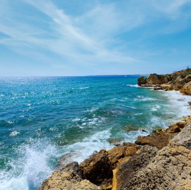 Yaz Atlantik kayalık sahil görünümü (Albufeira sınırı, Algarve, Portekiz).