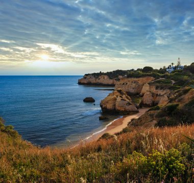 Beach Praia dos Beijinhos yaz akşam görünümü. Atlantik sahil peyzaj (Lagoa, Algarve, Portekiz).