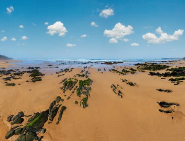 Kaya oluşumları kum plajındaki (Algarve, Costa Vicentina, Portekiz).