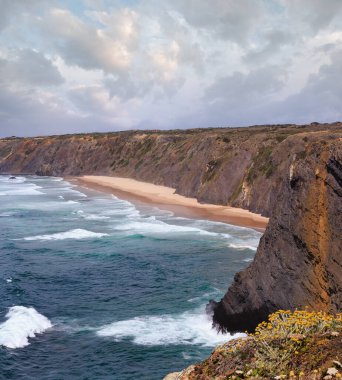 Yaz Atlantik Okyanusu kıyısında yatay, kumlu plaj (Aljezur, Algarve, Portekiz).