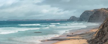 Castelejo sahilinde fırtına (Algarve, Portekiz). Panorama Manzarası.