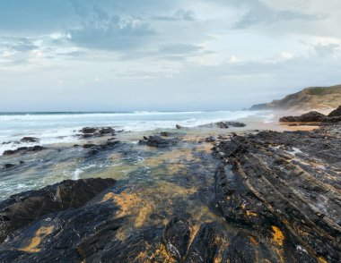 Castelejo beach (Algarve, Portekiz Atlantik Okyanusu fırtınalı görünümünden).