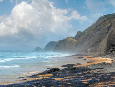 Castelejo beach (Algarve, Portekiz Atlantik Okyanusu fırtınalı görünümünden).