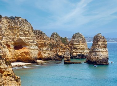 Sarı kayalık Sahil (Ponta da Piedade, Lagos şehir, Algarve, Portekiz). Tüm tekneler tanınmayan insanlar.