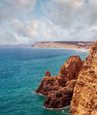Atlantik Okyanusu yaz kayalık sahil şeridi görünümü (Ponta da Piedade, Lagos, Algarve, Portekiz).