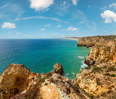 Atlantik Okyanusu yaz kayalık sahil şeridi görünümü (Ponta da Piedade, Lagos, Algarve, Portekiz).