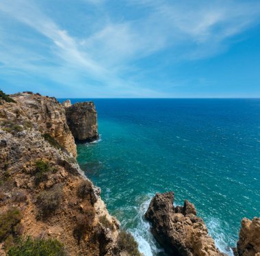 Atlantik Okyanusu yaz kayalık sahil şeridi görünümü (Ponta da Piedade, Lagos, Algarve, Portekiz).