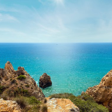 Atlantik Okyanusu kayalık sahil yaz görünümü (Lagos, Algarve, Portekiz).