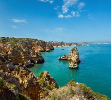 Atlantik Okyanusu kayalık sahil görünümü (Ponta da Piedade, Lagos, Algarve, Portekiz).