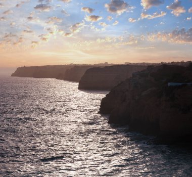 Akşam günbatımı Atlantik kayalık sahil şeridi Üstten Görünüm (Lagoa ilçe, Algarve, Portekiz).
