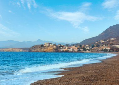 Akdeniz sabah yaz plaj sahil çok uzak olmayan Mazarron (Murcia, İspanya).