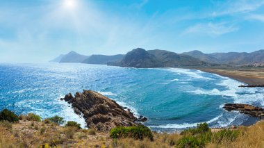 Akdeniz yaz kıyı şeridi sahili (Portman Körfezi, Costa Blanca, İspanya). 