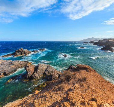 Atlantik Okyanusu kayalık sahil sahne (puslu fırtınalı hava). Costa Blanca, İspanya.
