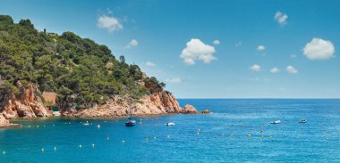 Tamariu defne yaz sahil tekneler, Costa Brava Katalonya, İspanya ile görüntüleyin. İki tane dikiş yüksek çözünürlüklü panorama.