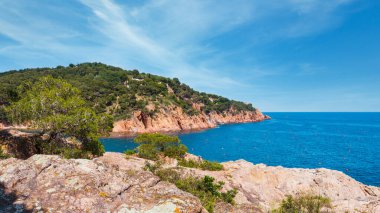Tamariu bay, Costa Brava, Katalonya, İspanya ve Akdeniz kayalık sahil yaz görüntüleyin. İki tane dikiş panorama.