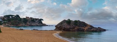 La Fosca plaj yaz sabahı peyzaj kale Harabeleri (Sant Esteve de Mar), Palamos, Girona, Costa Brava, İspanya. Üç atış dikiş yüksek çözünürlüklü panorama.