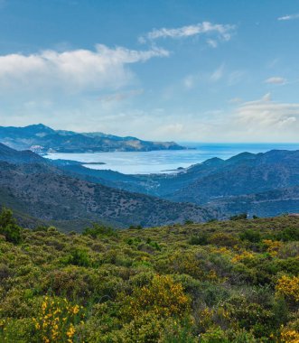 Cadaques dağ (Costa Brava) yuvasından görünümünü panoramik yaz geçmek, Girona, Katalonya, İspanya.