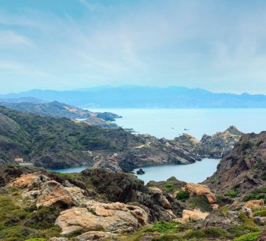 Akdeniz kayalık sahil yaz görünümünden Creus cape, Costa Brava, Katalonya, İspanya.