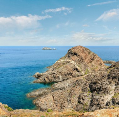 Akdeniz kayalık sahil yaz görünümünden Creus cape, Costa Brava, Katalonya, İspanya.