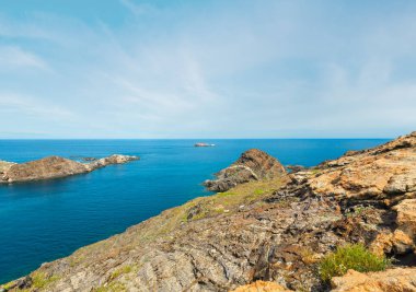 Akdeniz kayalık sahil yaz görünümünden Cap de Creus, Costa Brava, Katalonya, İspanya.