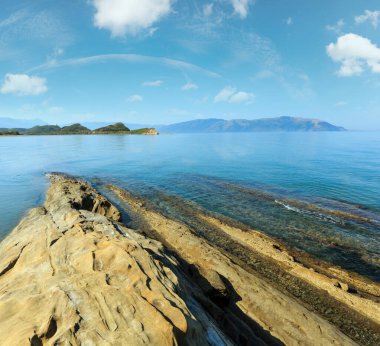 Sabah deniz kayalık sahil peyzaj (Narta Lagoon, Vlore, Arnavutluk.