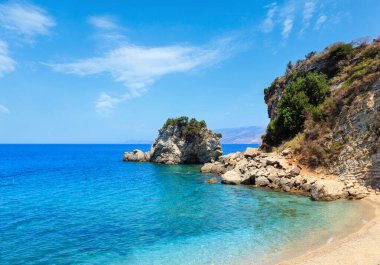 Yaz Deniz Sahil peyzaj. Ayna beach görünümünden (Plazhi ben Pasqyrave), Saranda, Arnavutluk.