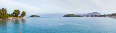 Yaz sabahı Yalı Paradise Beach (Ksamil, Arnavutluk) görüntüleyin. Tanınmayan insanlar. Dört el dikiş yüksek çözünürlüklü panorama.