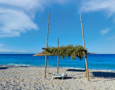 Yaz sabahı güneşli ve güneşli plajlı (Arnavutluk)).