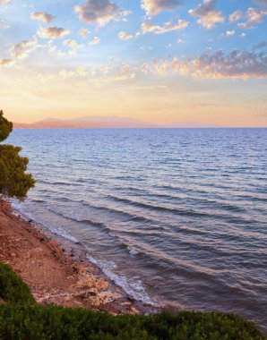 Güzel Ege Denizi kıyısında günbatımı manzara (Metamorfosi, Sithonia, Halkidikya, Yunanistan).