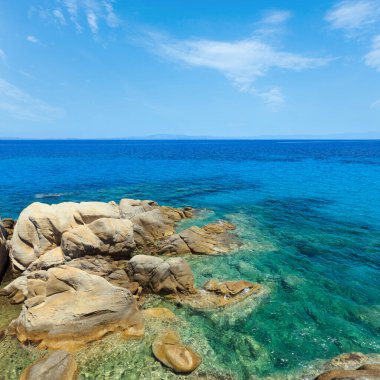 Açık deniz suyuyla Ege kıyısı manzarası (Chalkidiki, Yunanistan).