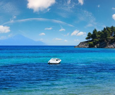 Ege Denizi sahil peyzaj Bay Motorlu tekne ile Karidi beach (Chalkidiki, Yunanistan göster).