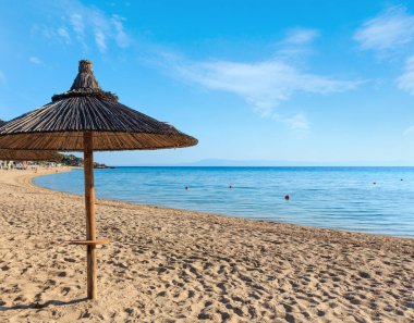 Yaz sabahı Platanitsi plajı (Halkidikii, Yunanistan). Tanımlanamayan İnsanlar.