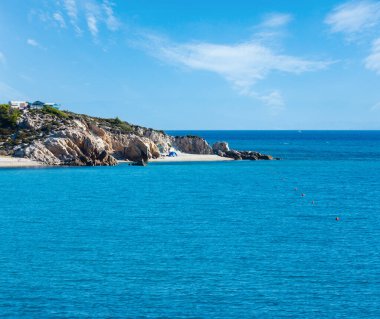 Küçük yaz kumlu plaj ve rock üstüne kamp Platanitsi Beach (Sithonia Yarımadası, devletidir, Yunanistan oteller).